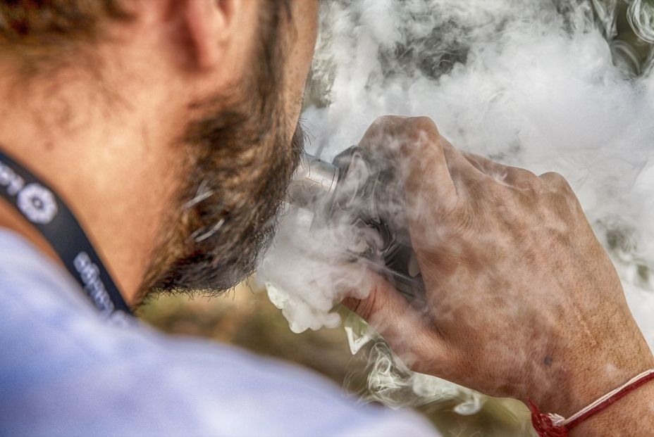 Alertan sobre los vapeadores: los adolescentes de hoy podrían sufrir cáncer de pulmón a los 30