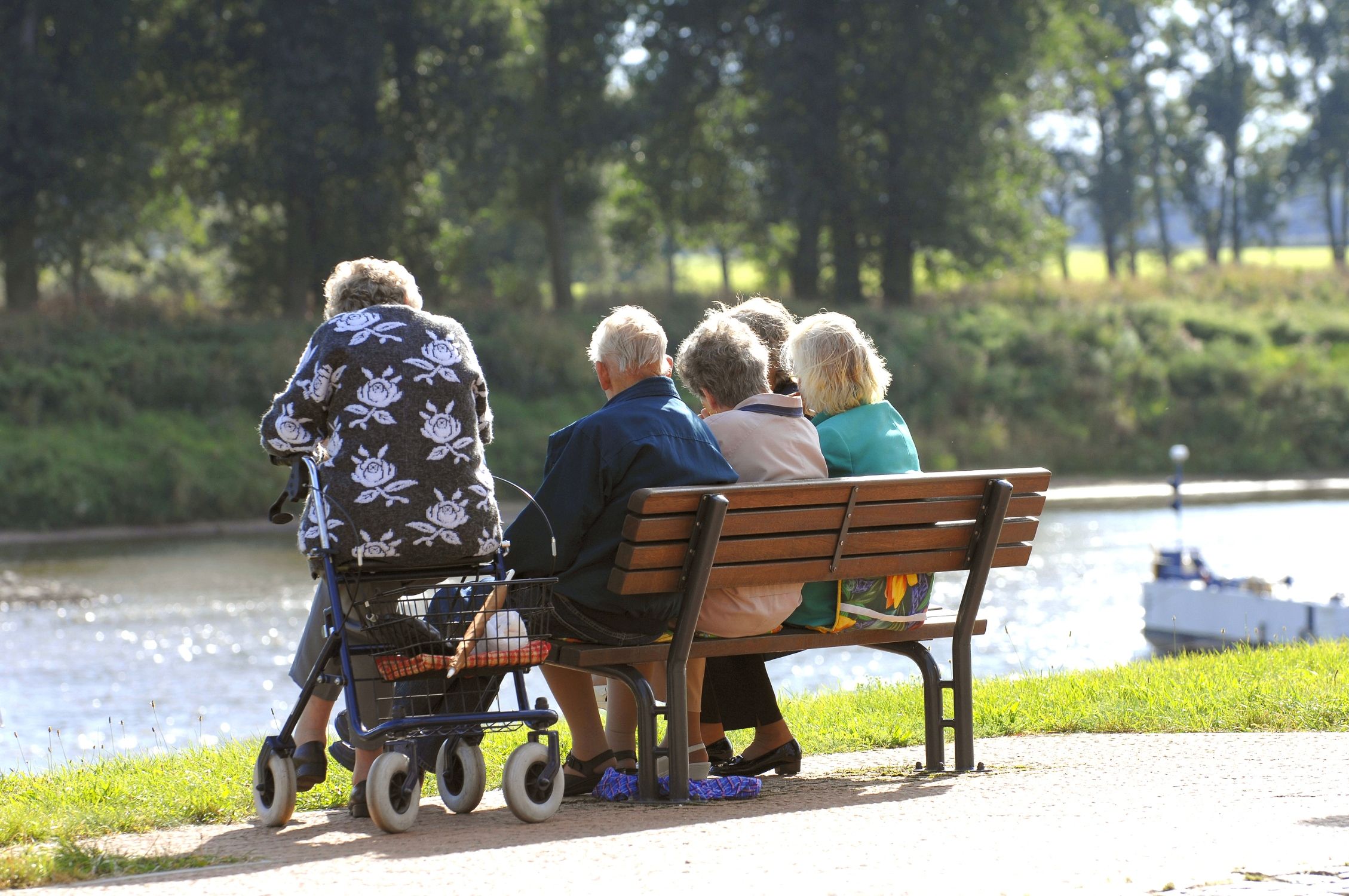 'Bancos compartidos', la iniciativa para combatir la soledad de las mujeres mayores en Donostia (Bigstock)