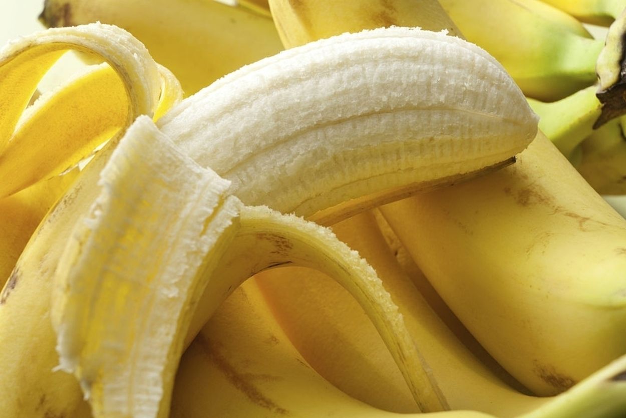 Por qué no deberías tirar la cáscara del plátano: usos culinarios que no conocías