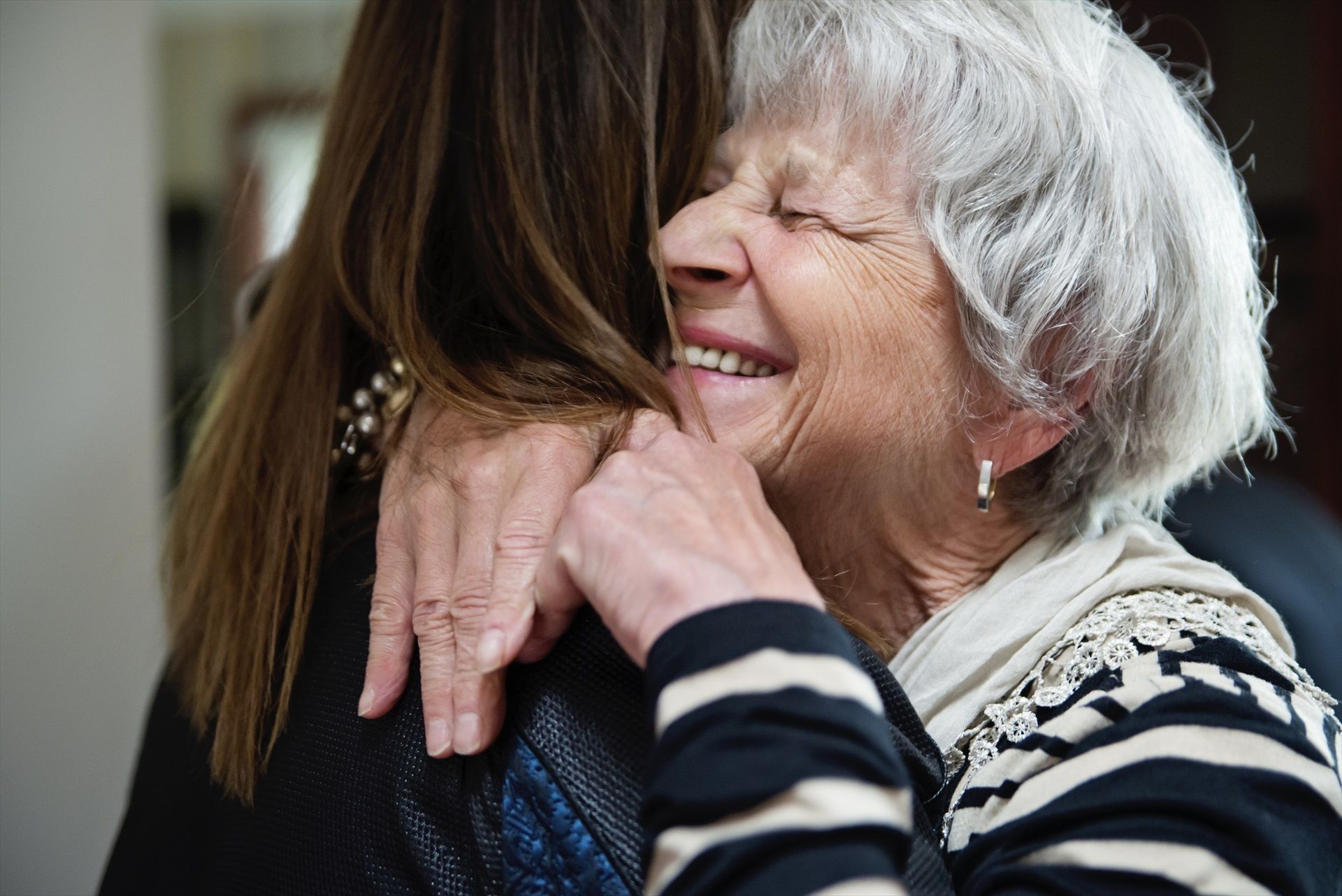 Un neuropsicólogo explica en TikTok por qué nos sentimos tan unidos a nuestra abuela materna  (Europa Press)