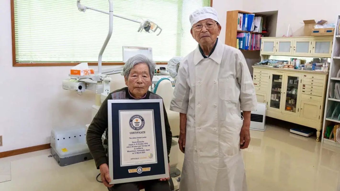 Tiene 99 años y sigue trabajando: así es el dentista más longevo del mundo