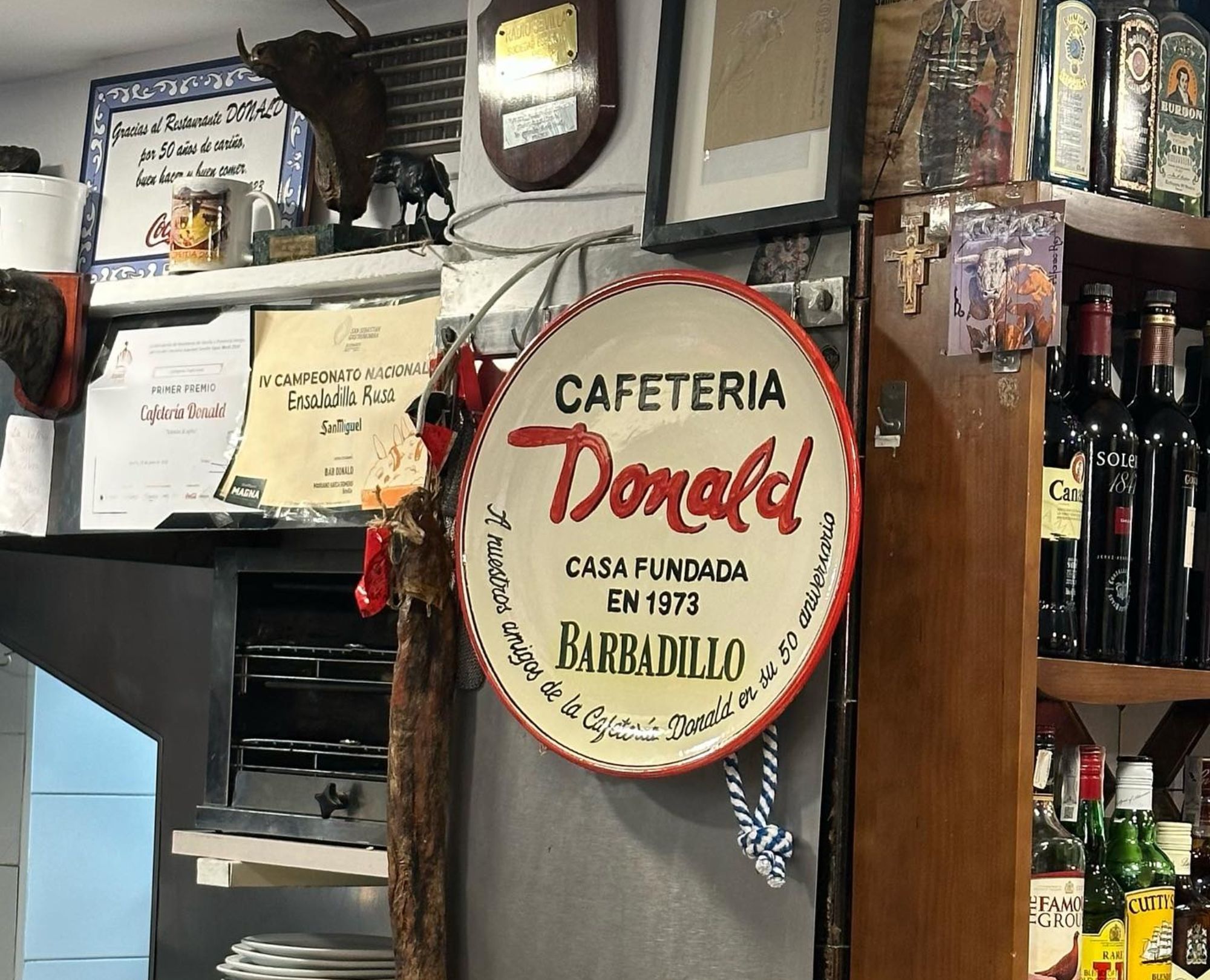 Un bar en Sevilla decide contratar solo a camareros mayores de 45 años (Facebook)
