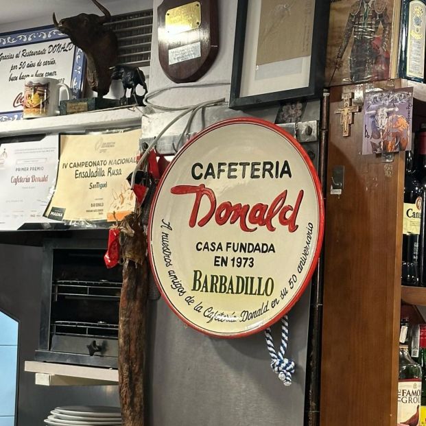 Un bar en Sevilla decide contratar solo a camareros mayores de 45 años (Facebook)