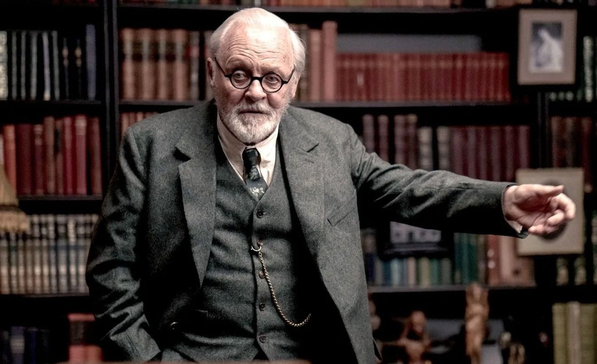 Anthony Hopkins se mete en la piel de Freud en su 'Última sesión'