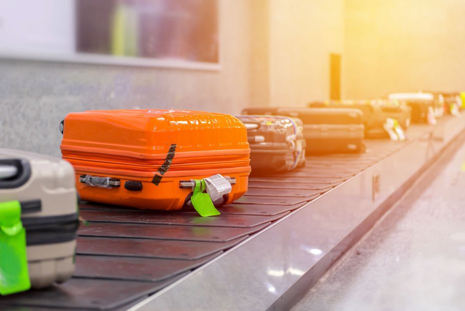 Por qué no debes atar un lazo a tu maleta al viajar en avión. bigstock