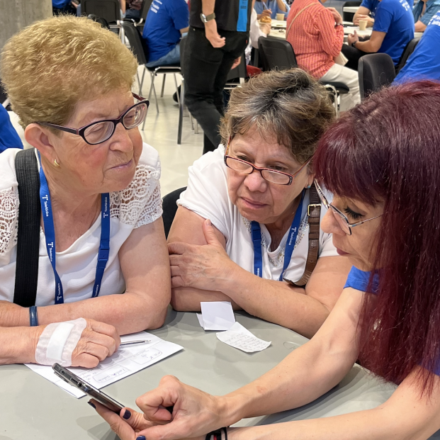 Reconectados: mayores aprenden sobre ciberseguridad en el Día del Voluntariado Telefónica