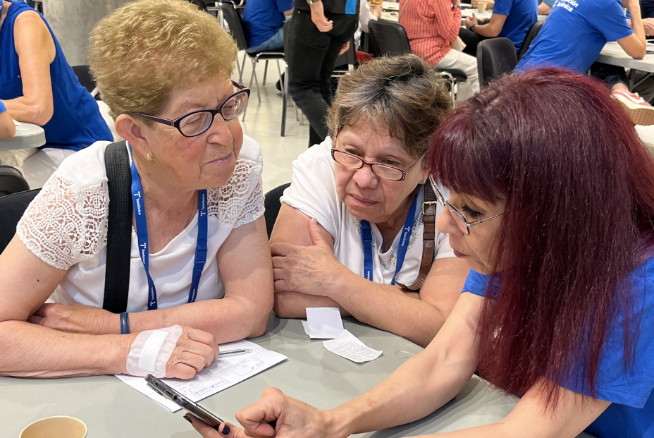 Reconectados: mayores aprenden sobre ciberseguridad en el Día del Voluntariado Telefónica