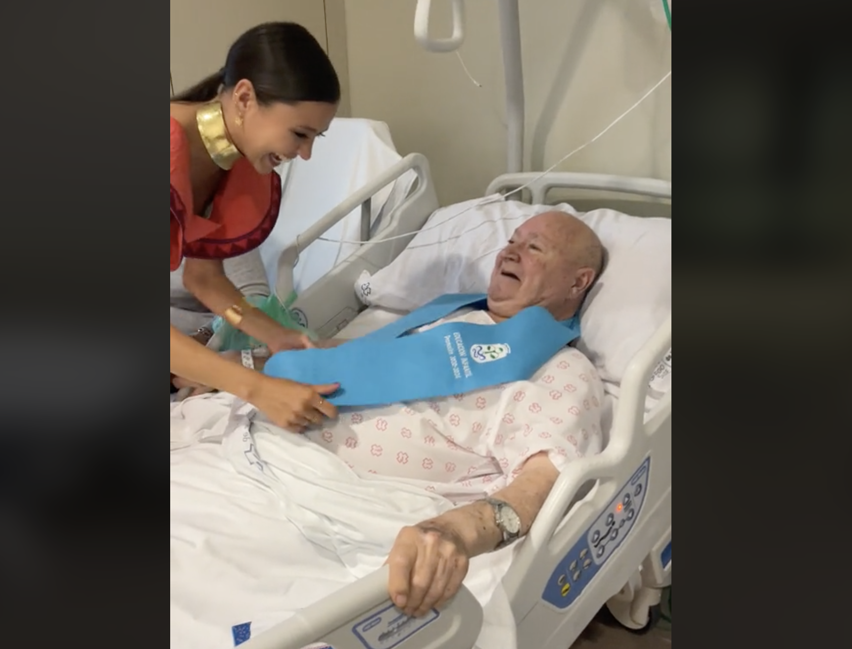 VÍDEO: Se gradúa y se va directa al hospital a compartir su alegría con sus abuelos