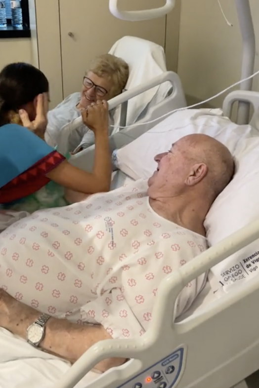 Vídeo: Una chica se gradúa y sorprende a sus abuelos en el hospital