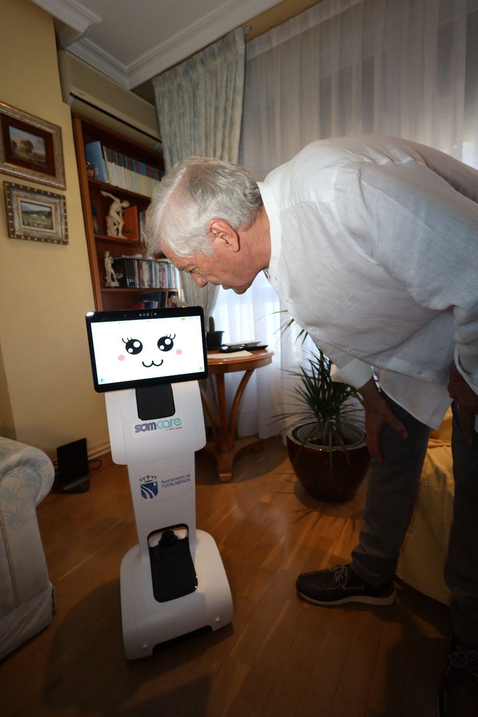 Así es TEMI, el robot de asistencia a personas mayores que recuerda la medicación y da conversación (Ayuntamiento de Fuenlabrada)