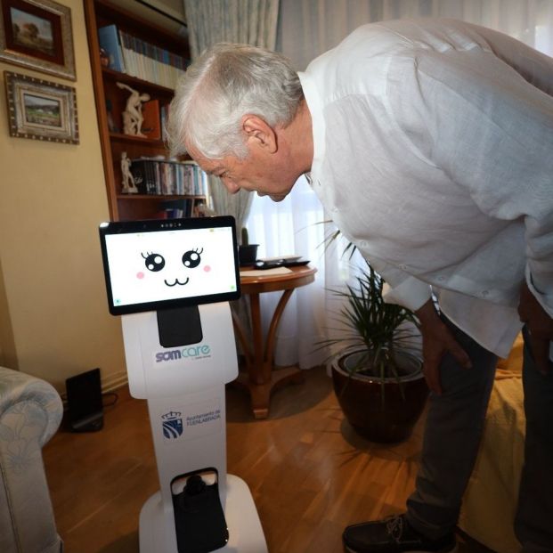 Así es TEMI, el robot de asistencia a personas mayores que recuerda la medicación y da conversación (Ayuntamiento de Fuenlabrada)