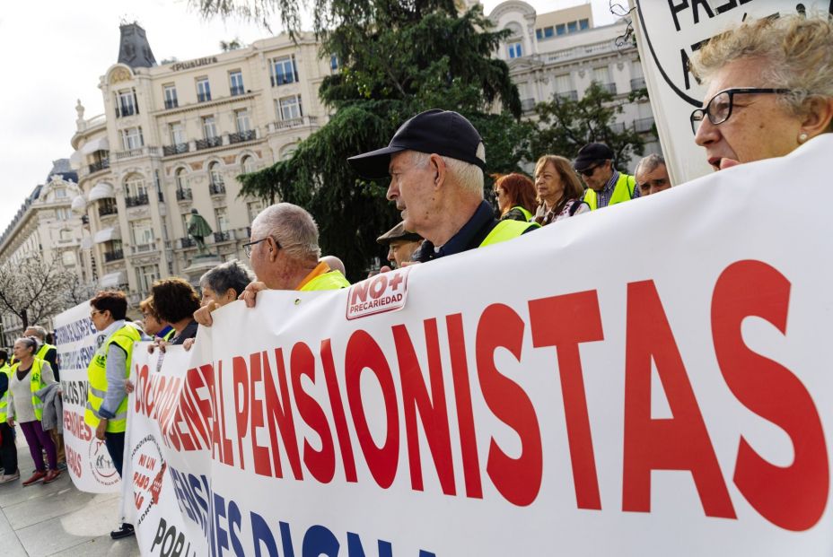 EuropaPress 5513678 varios pensionistas pancarta manifestacion frente congreso diputados 18 (1)