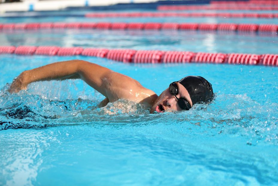 Beneficios de la natación en personas mayores (Bigstock)