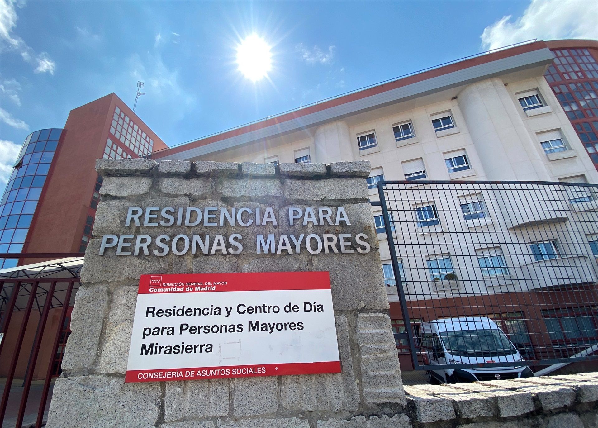 Madrid multa con 48.000 euros a una residencia de mayores tras encontrar alimentos caducados