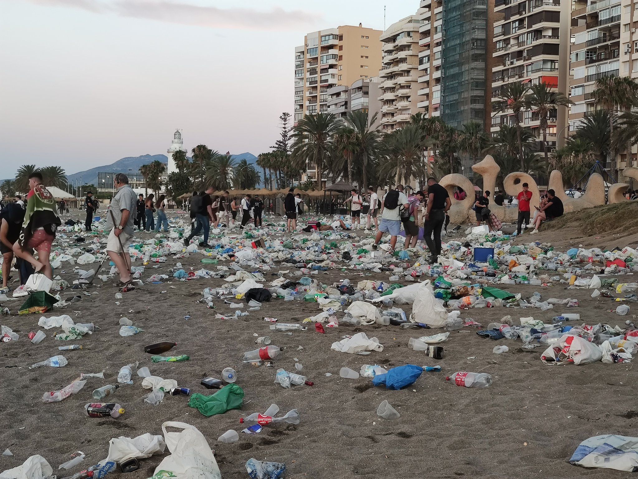 Así amanecieron las playas de Málaga tras la noche de San Juan