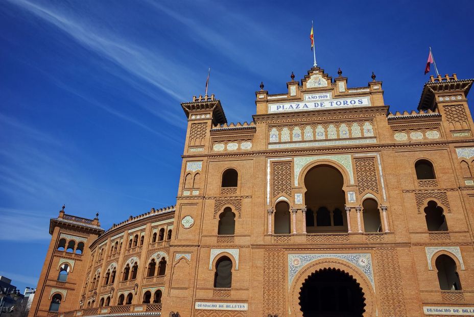 Cénate las Ventas: ambiente taurino y gastronomía regional madrileña en las noches de verano. Bigstock 