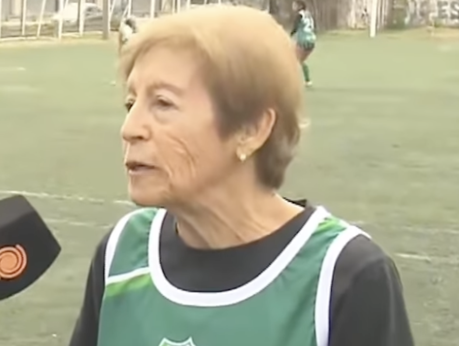 VÍDEO: Tiene 82 años y juega así de bien al hockey hierba