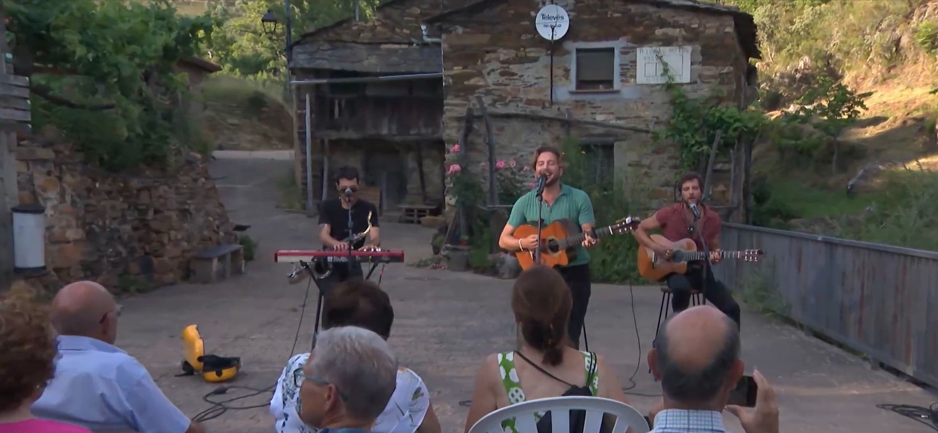 Manuel Carrasco rinde homenaje a la España Vaciada con un concierto en un pueblo de dos habitantes