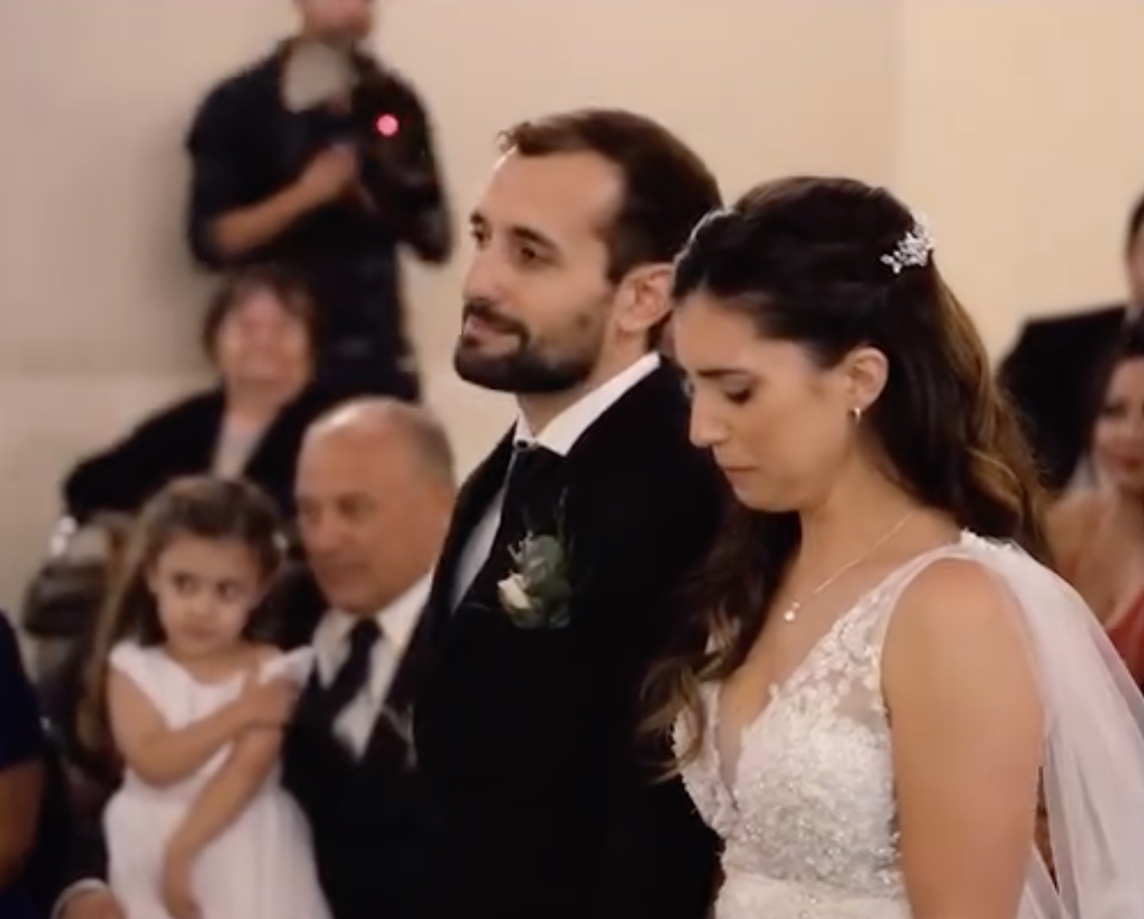 VÍDEO: La novia no esperaba a su abuela en la boda y su reacción al verla te emocionará