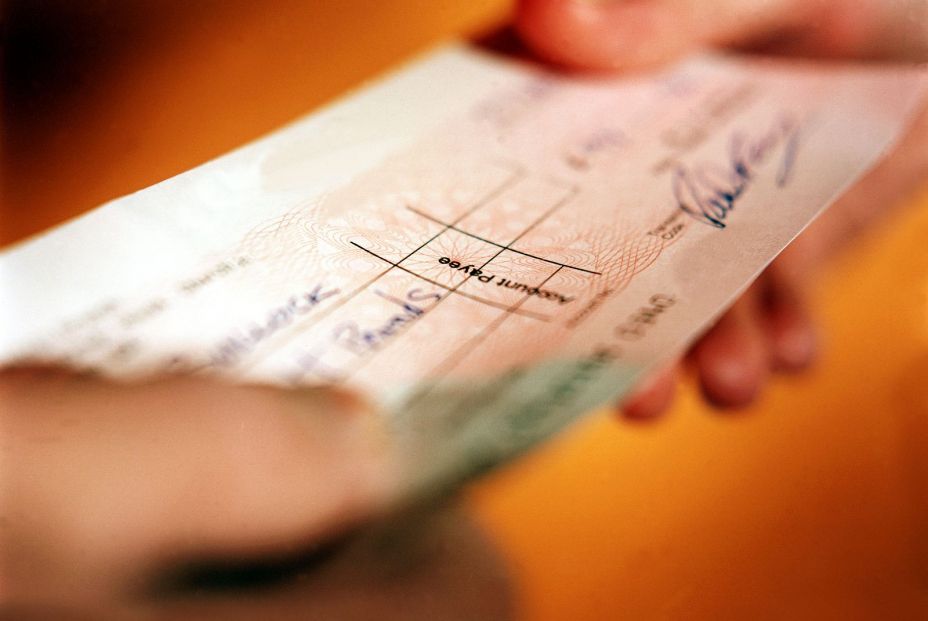 ¿Es posible cobrar en efectivo un cheque de más de 1.000 euros en un banco? (Bigstock)