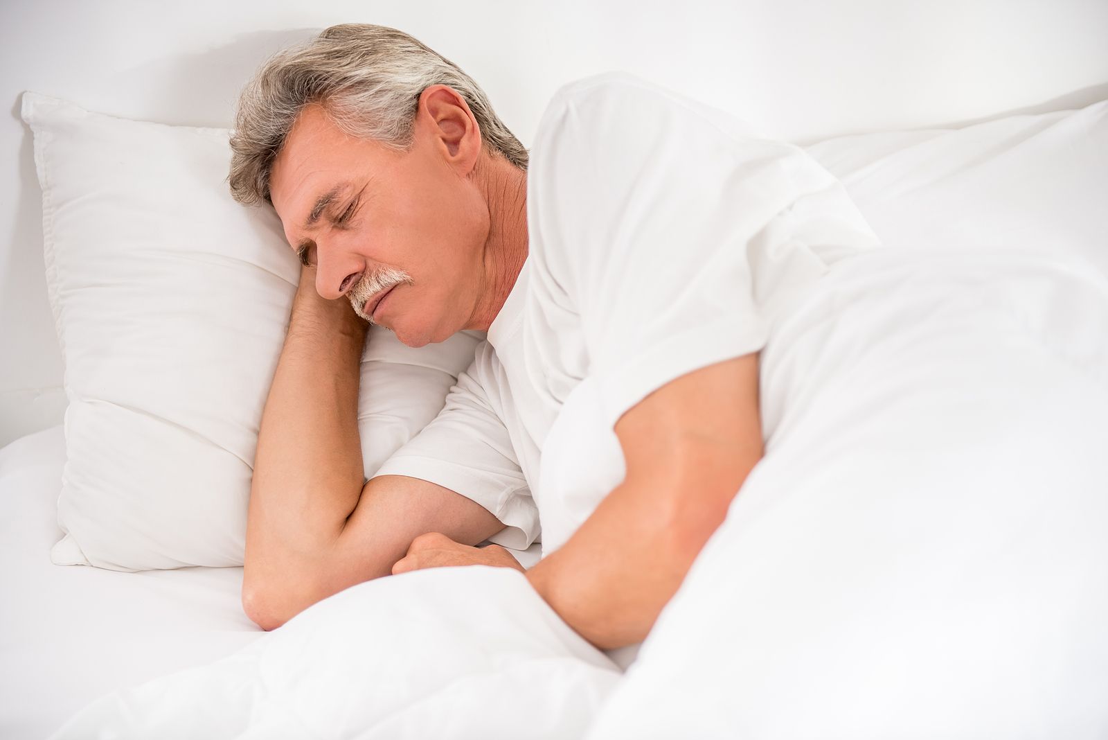 ¿Cuántas horas se deben dormir a partir de los 50 años? (BigStock)