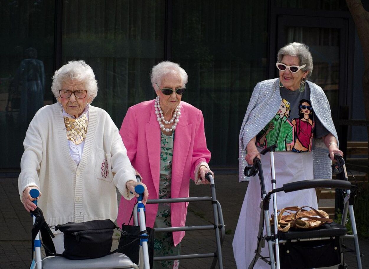 Los mayores de una residencia demuestran en una sesión fotográfica que la moda no tiene edad
