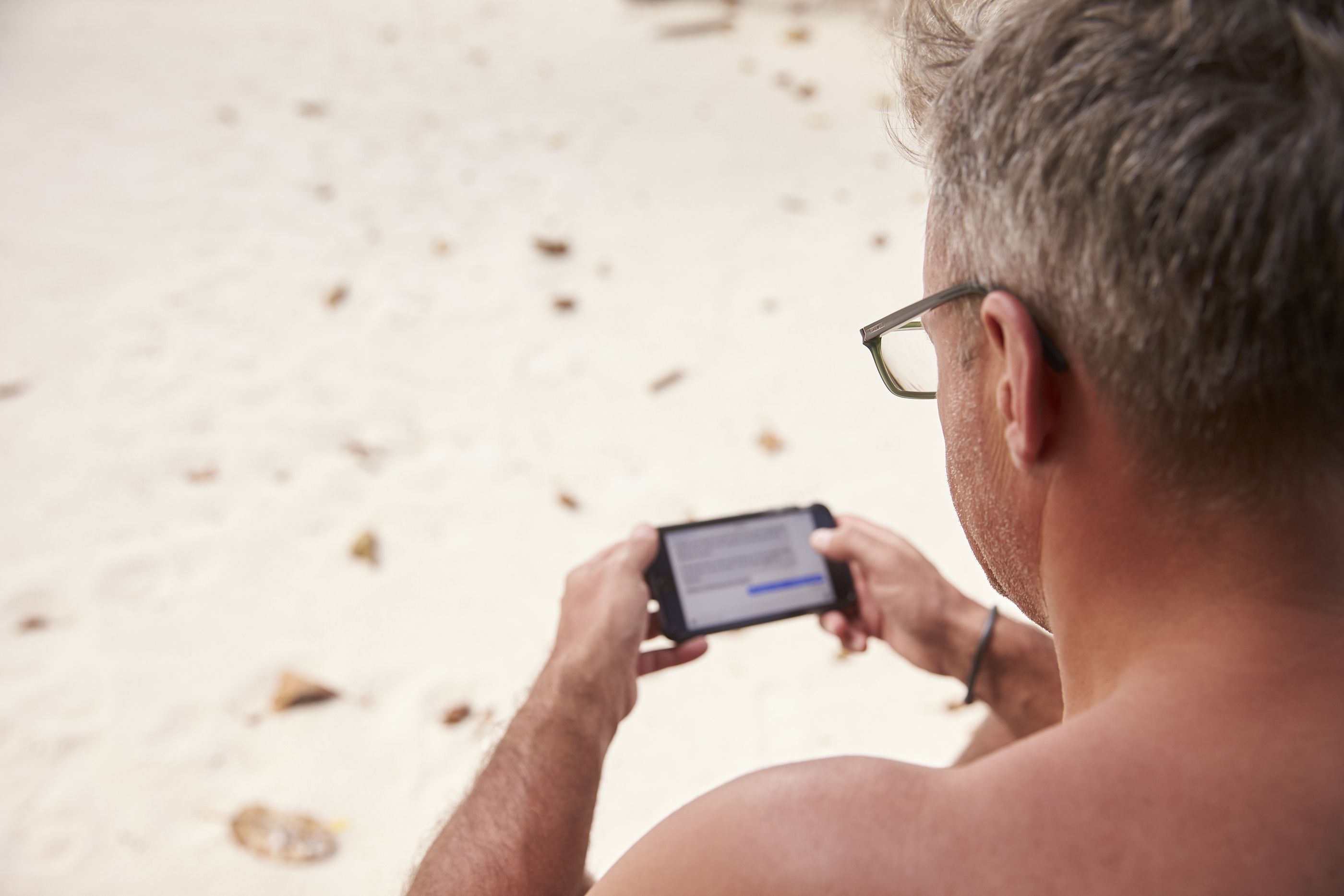 Cómo proteger tu teléfono móvil en verano: cuidado con el agua, la arena y el calor