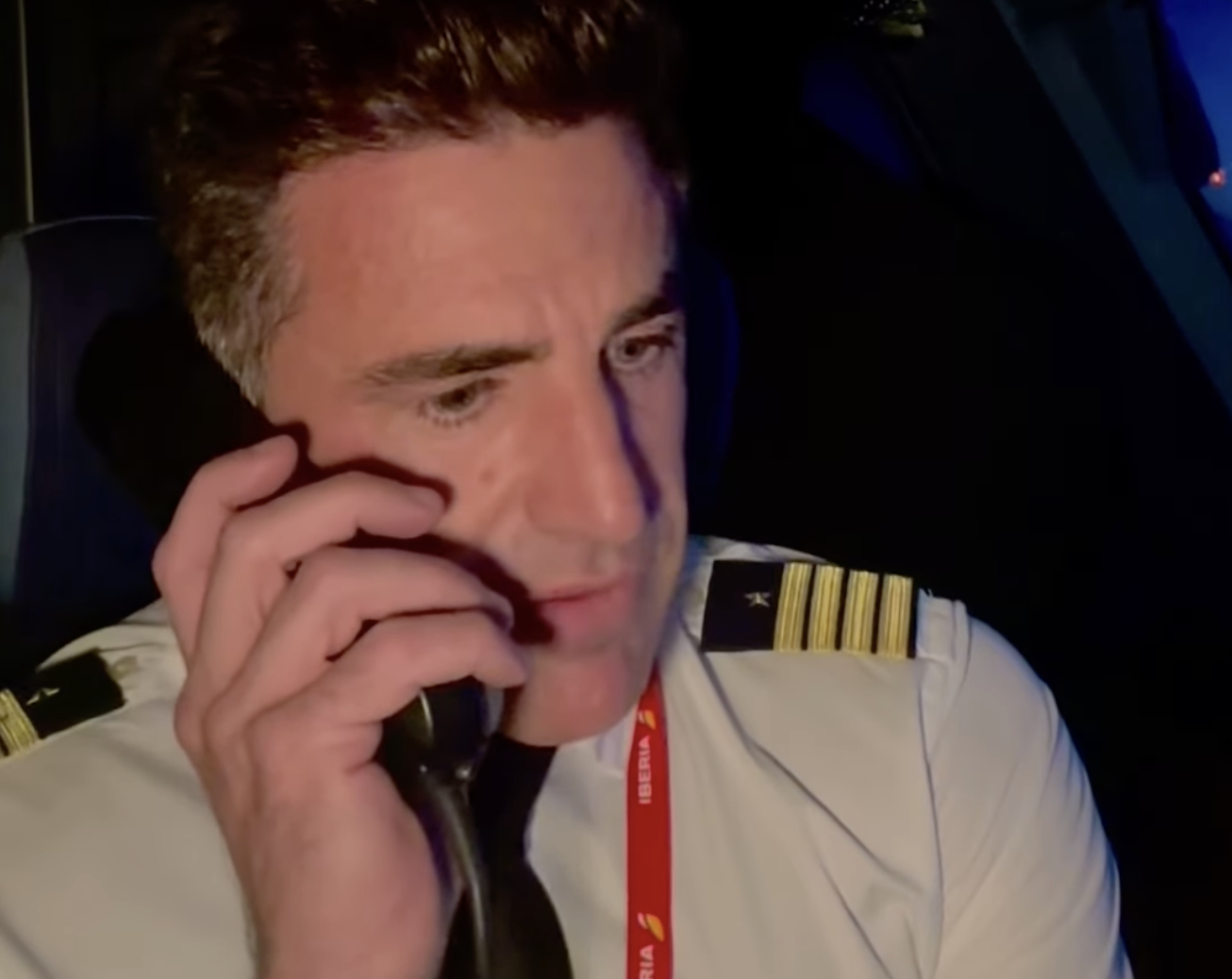 VÍDEO: Un piloto sorprende a los pasajeros en pleno vuelo con un emotivo homenaje a su abuelo