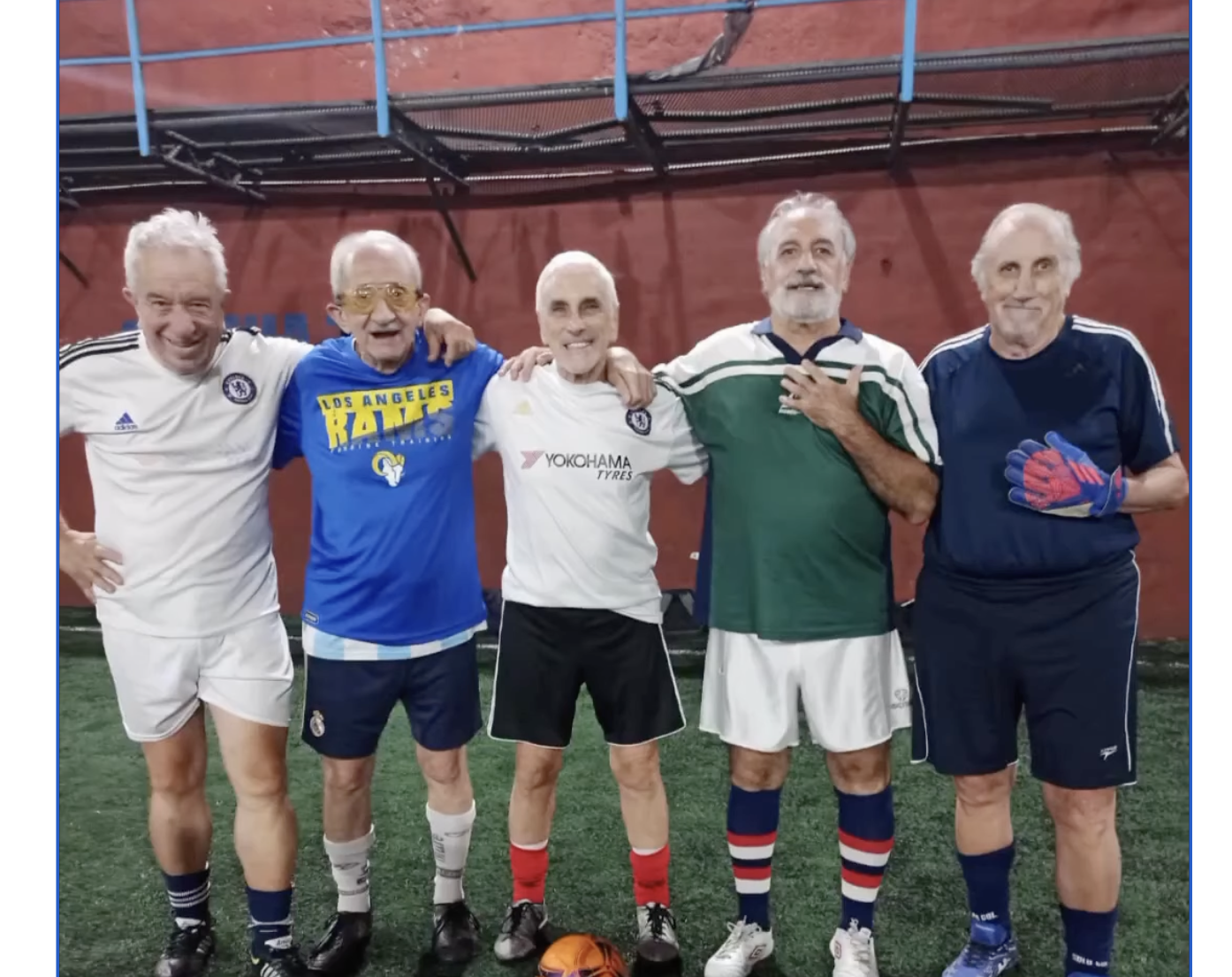 Un grupo de amigos de más de 70 años se juntan a jugar al fútbol desde hace más de dos décadas