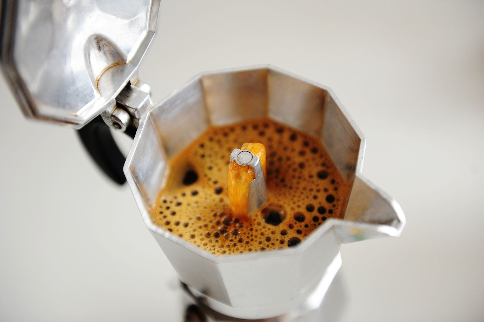 El error que todos cometemos al hacer café en la cafetera italiana (Big Stock)