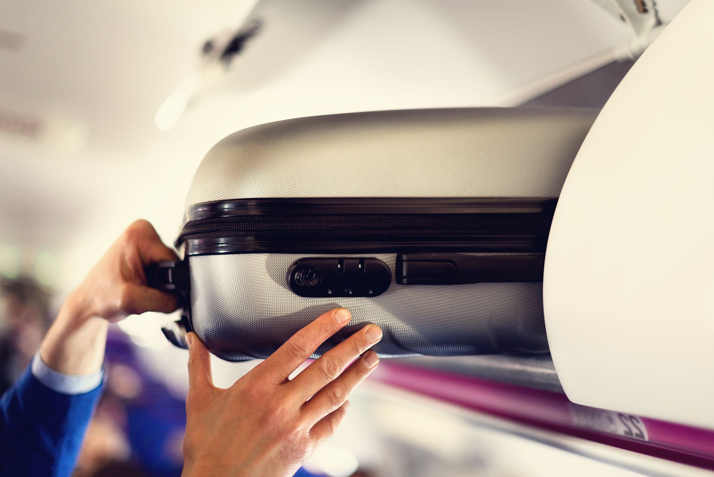 La OCU anima a demandar a las aerolíneas por el cobro "indebido" del equipaje de mano