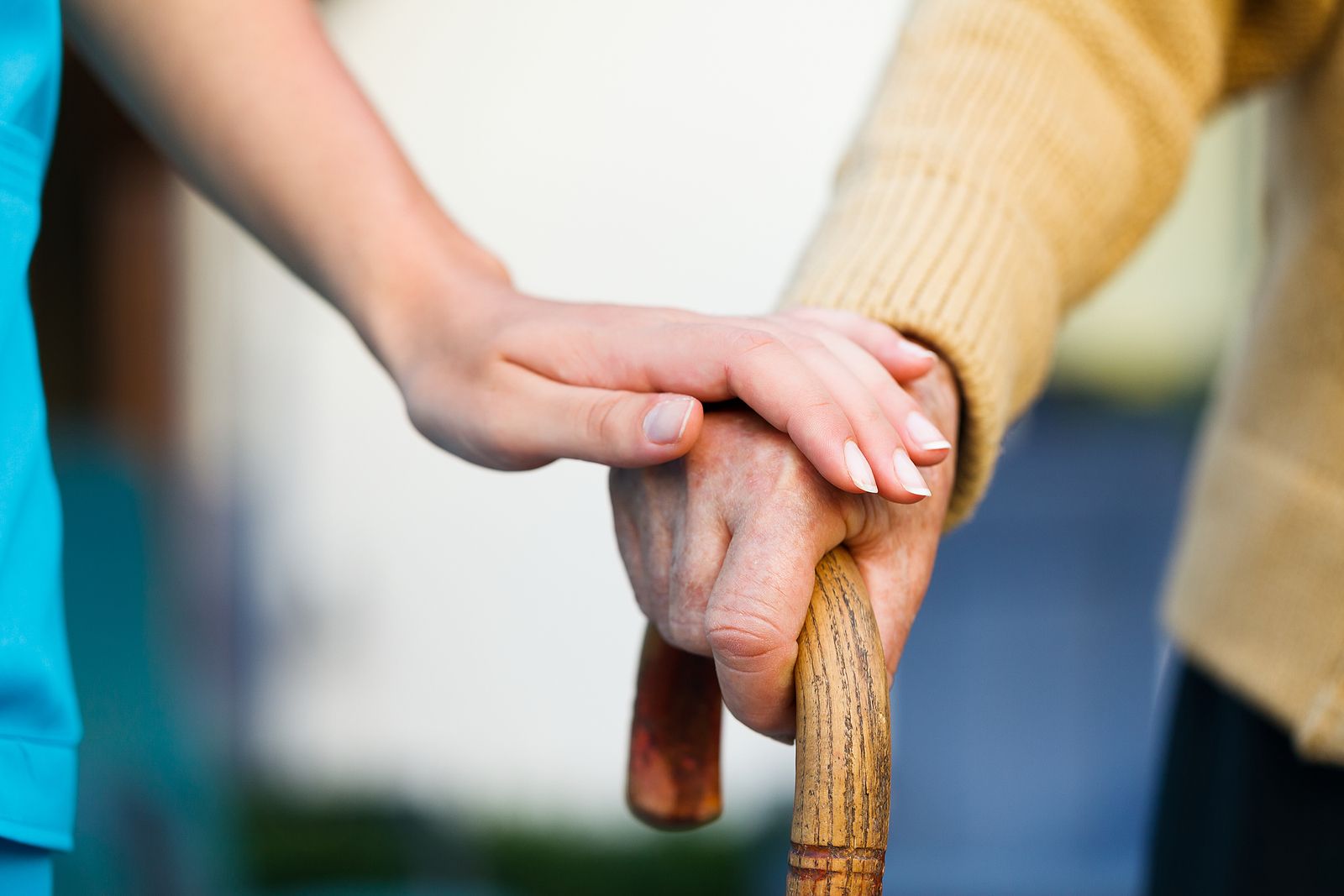 CONFEMAC lanza una guía para cuidadoras de personas mayores con alzhéimer