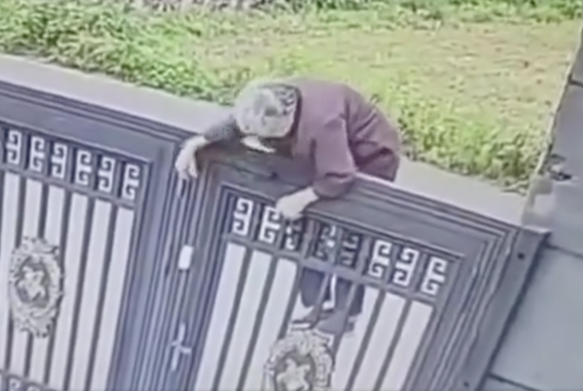 VÍDEO: Una mujer de 92 años se escapa de una residencia escalando una verja de 2 metros