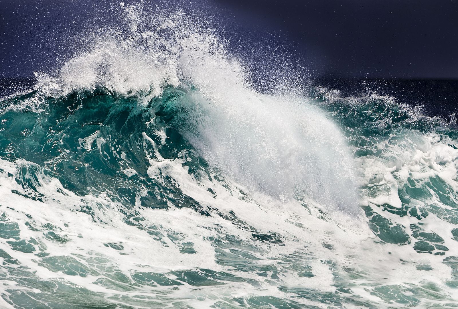 Una nueva herramienta predice olas gigantes con hasta 5 minutos de anticipación (Big Stock)
