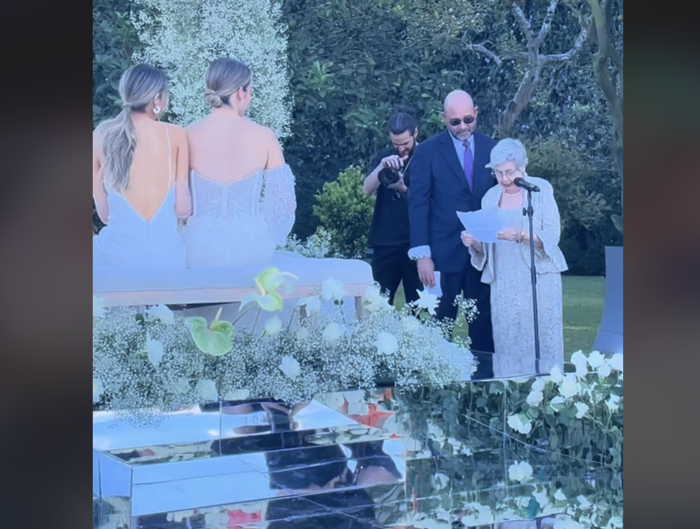 VÍDEO: El emotivo discurso de una abuela en la boda de su nieta con su novia