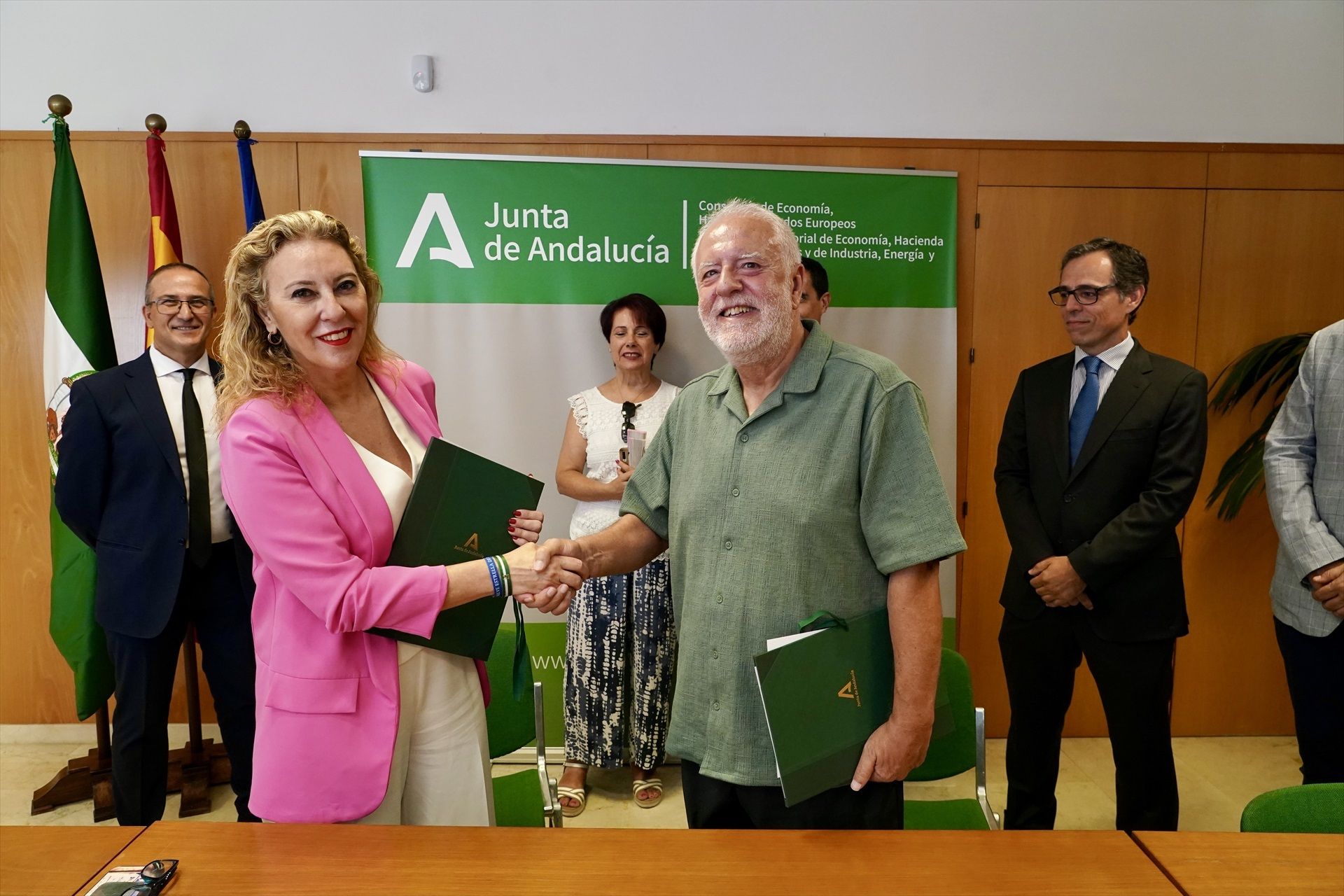 La Junta firma un protocolo con FOAM para facilitar el acceso de los mayores a servicios tributarios