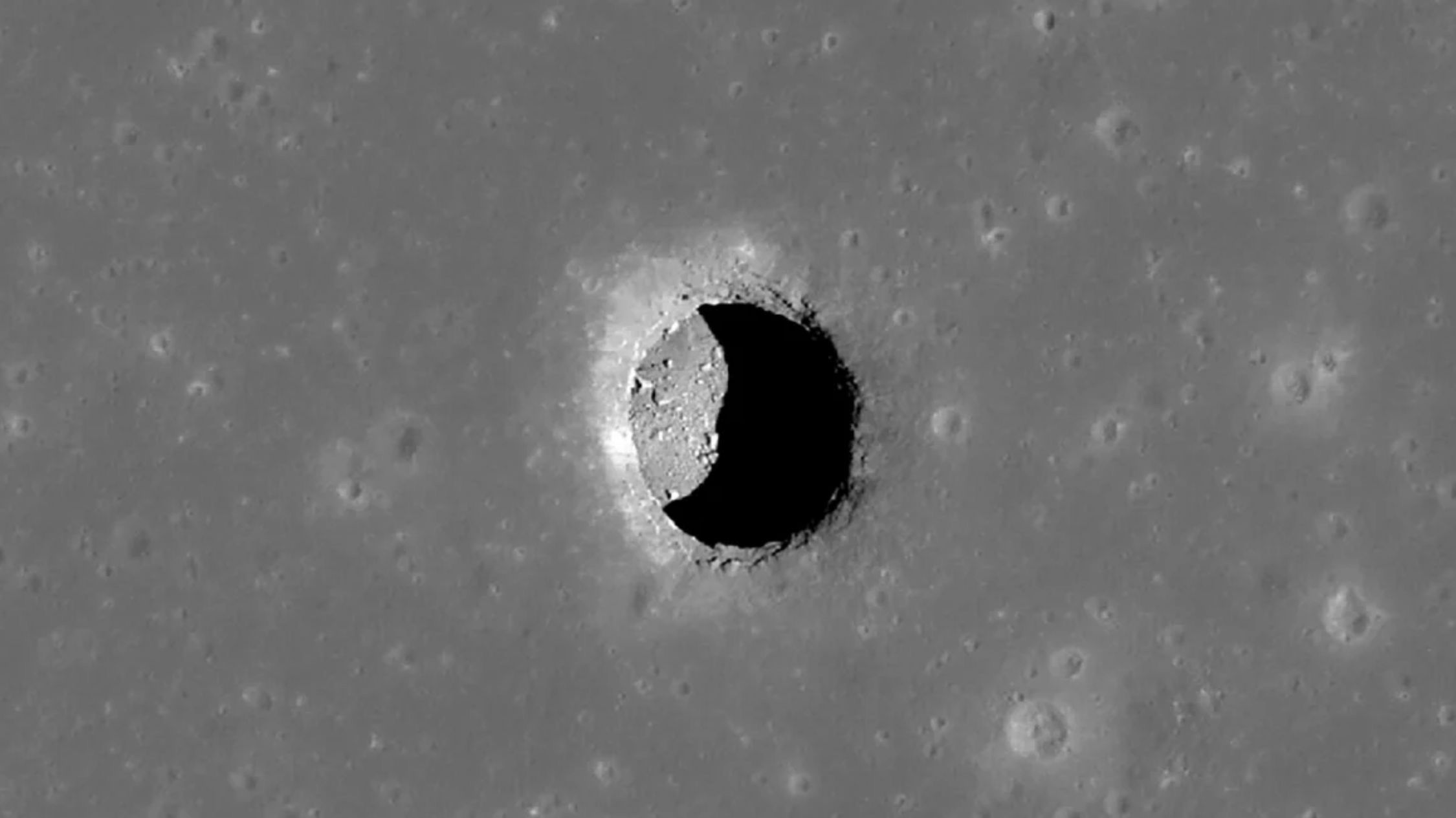 La NASA descubre evidencias de que hay una red de cuevas en la Luna