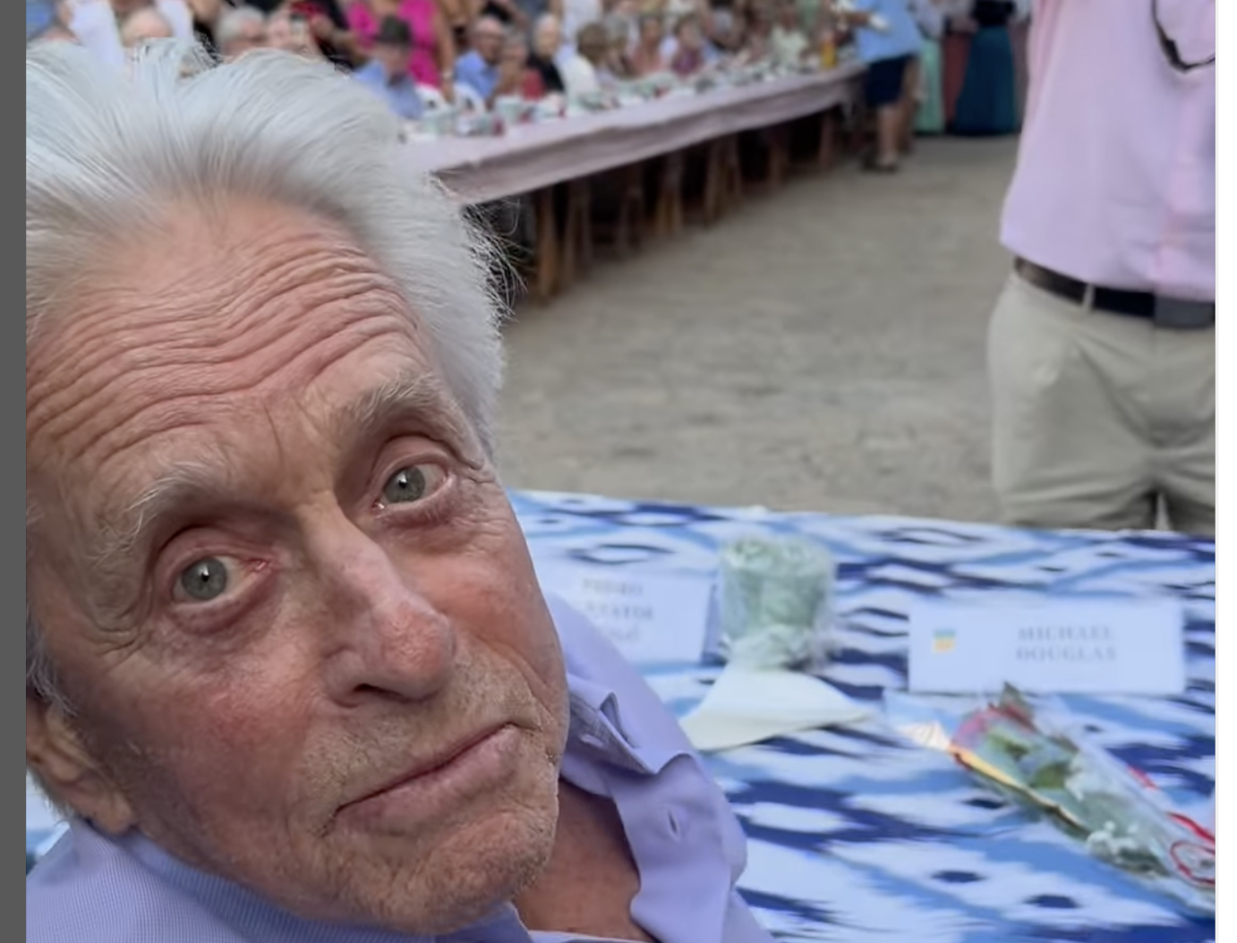 Michael Douglas celebra sus 80 años con las personas mayores de Valldemossa (Mallorca)