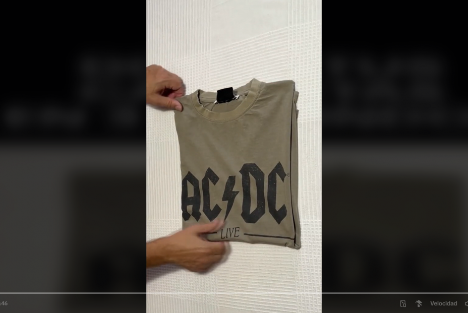 El truco para doblar una camiseta en 3 segundos (TikTok)