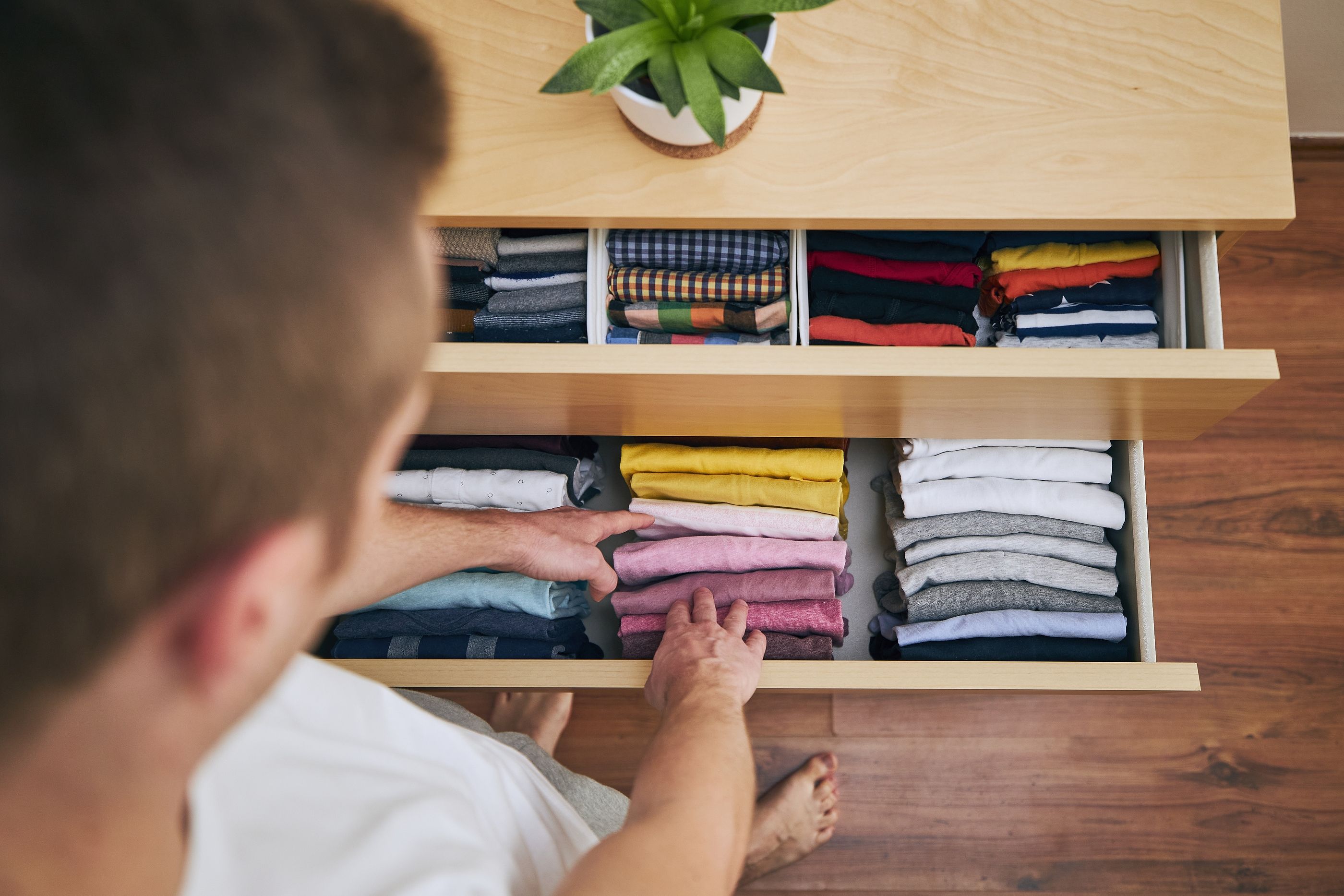 El truco para doblar una camiseta en 3 segundos (Bigstock)