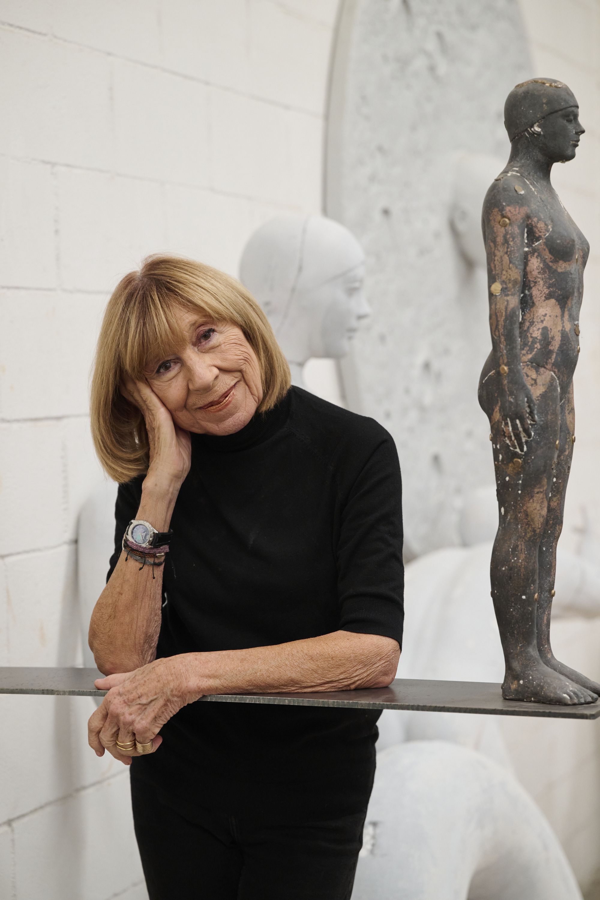 Ni la artrosis para a Aurora Cañero, la escultora de 84 años que triunfa en las calles de Madrid. Medios Cano Estudio
