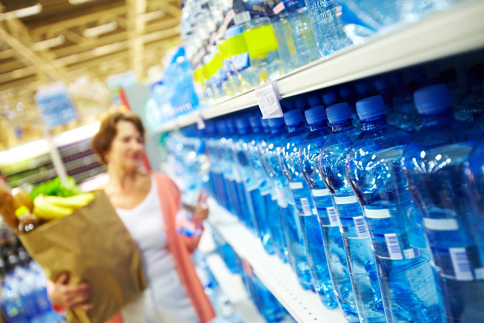 Beber agua mineral en vez de la del grifo cuesta al año 100 veces más