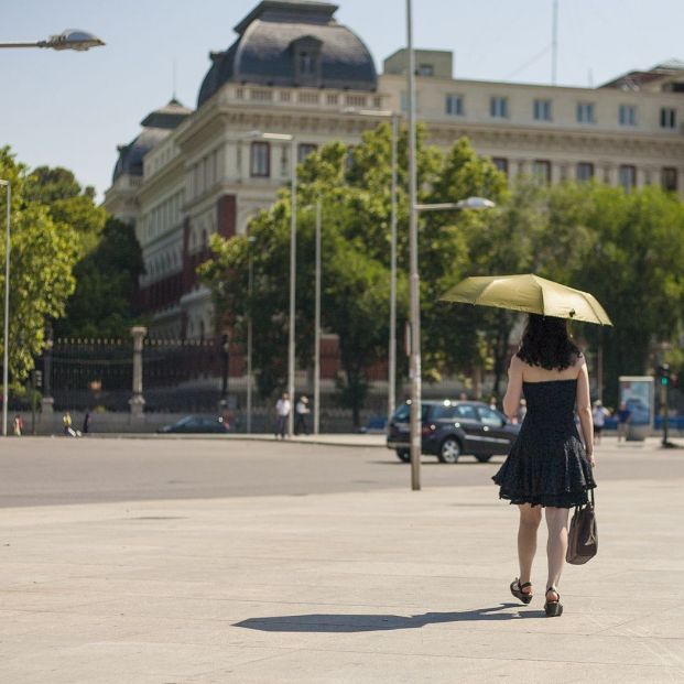 La ciencia lo revela: ¿Ropa negra o blanca para evitar el calor?