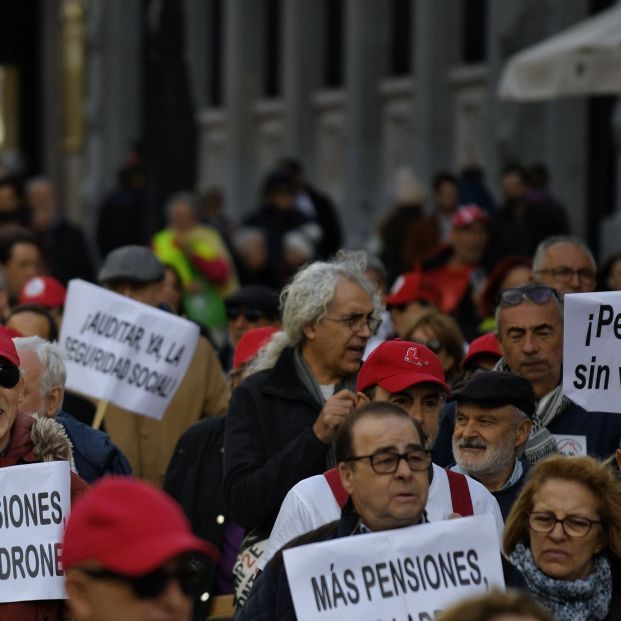 EuropaPress 5539635 decenas personas portan carteles concentracion pensionistas atocha sol 28 (1)