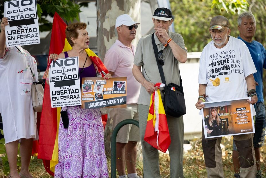 Manifestantes con pancartas a la entrada de la testifical del presidente de Gobierno, en el Palacio de La Moncloa