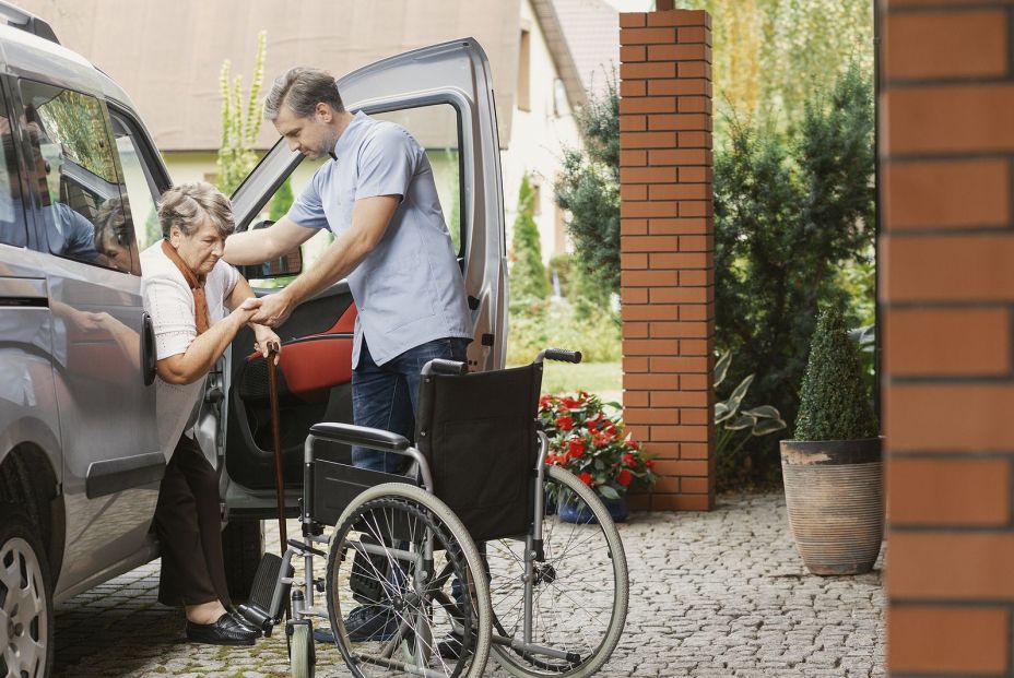 ¿Vas a viajar con personas mayores? Sigue estos importantes consejos