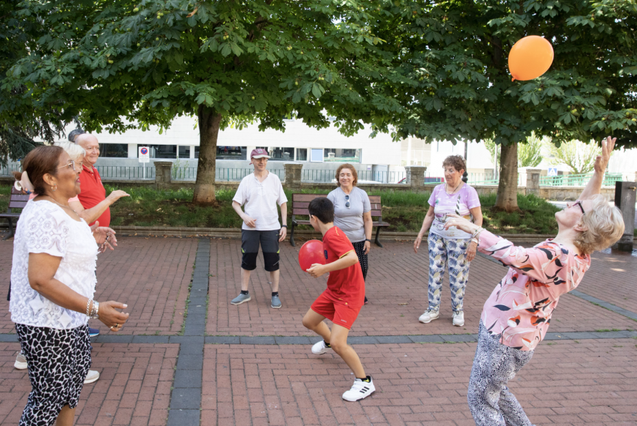 Pamplona acoge las primeras olimpiadas intergeneracionales dentro del programa 'En verano muévete'