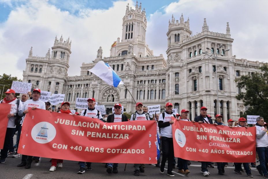 EuropaPress 5539686 decenas personas portan carteles banderas concentracion pensionistas atocha
