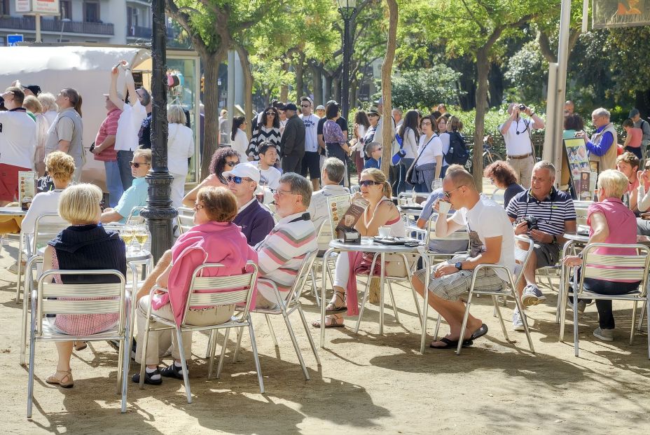 bigstock turistas mayores barcelona