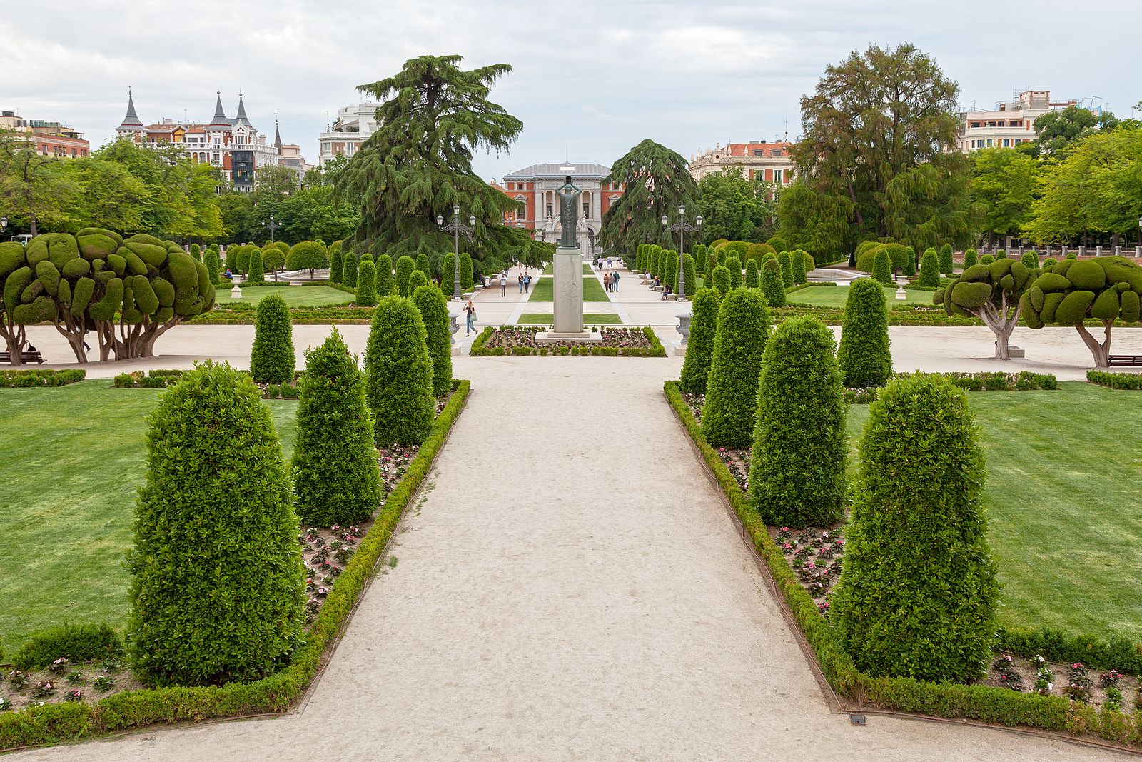 El Retiro, la Cuesta de Moyano o los jardines de la SGAE se convertirán en una pasarela de moda